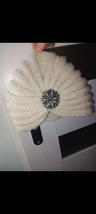 Czapka damska zdobiona kremowa