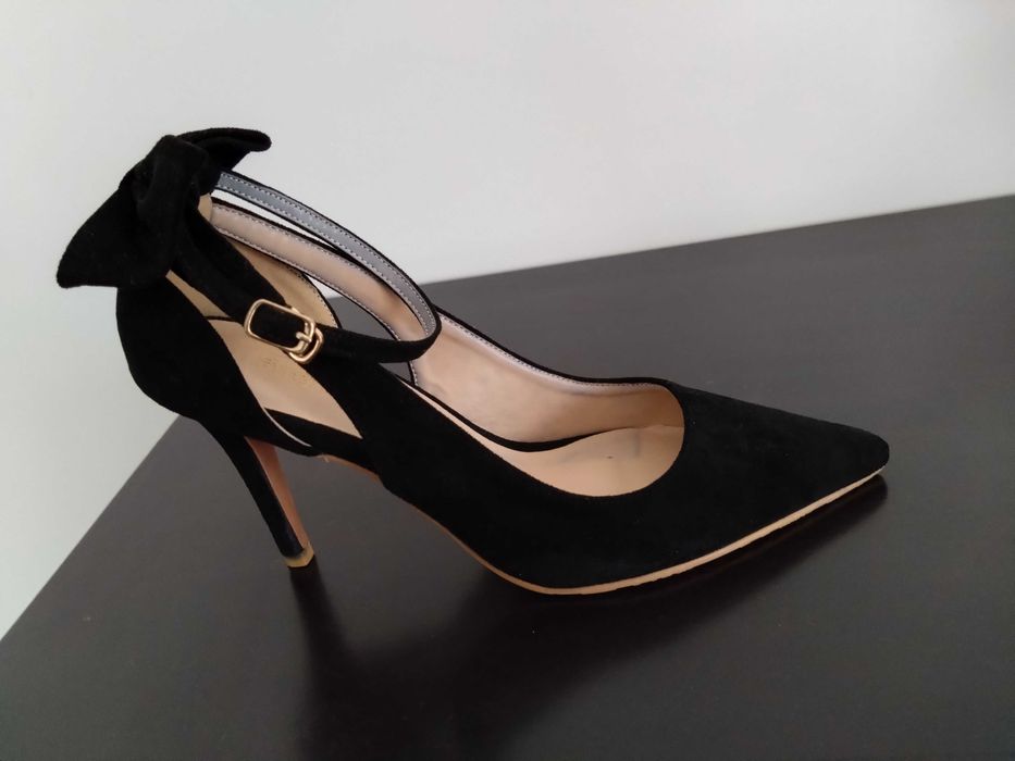 Sapatos salto alto com laço