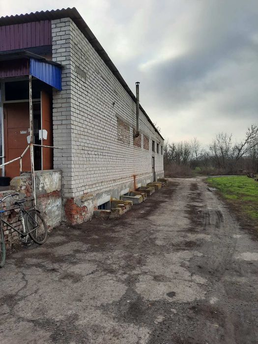 Продам колишній універмаг з житловим приміщенням в Полтавській обл.