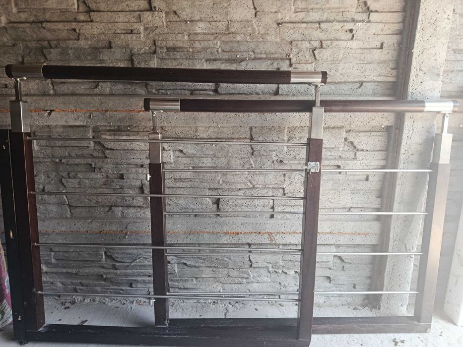 Bramka zabezpieczająca drewniano-metalowa na schodach