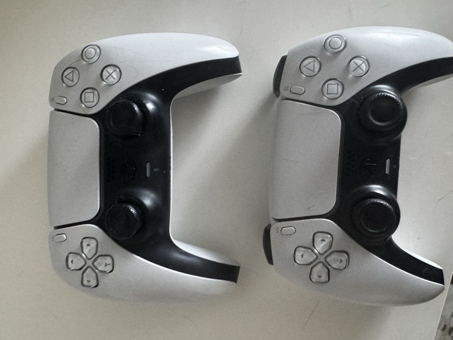 Продам PS5 + два геймпада