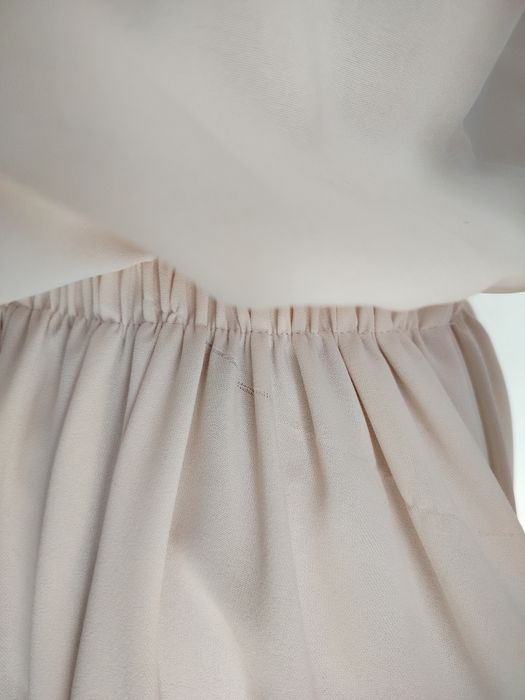 XS S M kremowa nude sukienka 2 sposoby hiszpanka falbany Varlesca