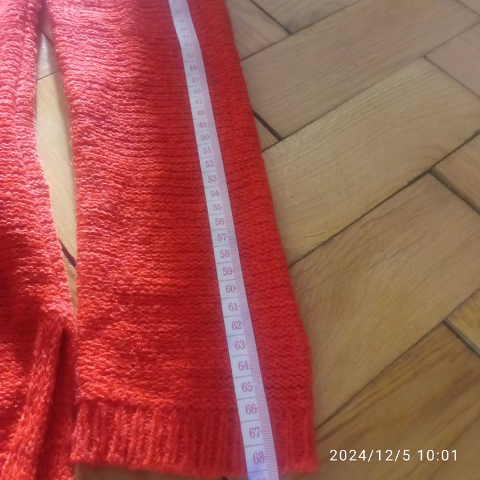 sweter cienki czerwony z delikatnie dzianym prostym wzorem