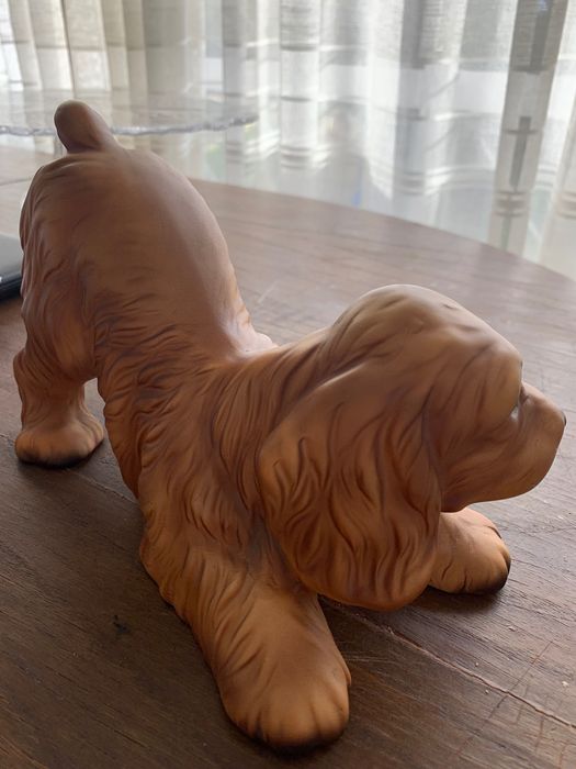 Cão em porcelana
