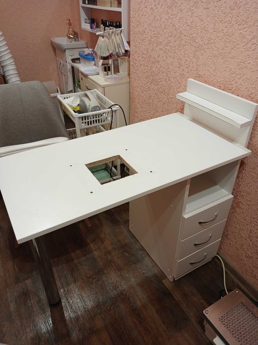 Стіл манікюрний 200 грн.