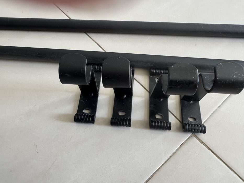 Varoes para cortinados, em ferro preto