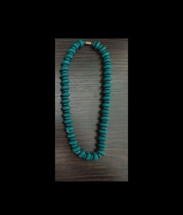 Різнокольорові буси, браслети