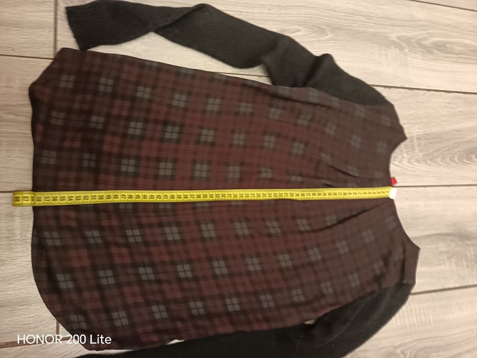 Na chłodną pogodę sprawdzi się cienki sweter.