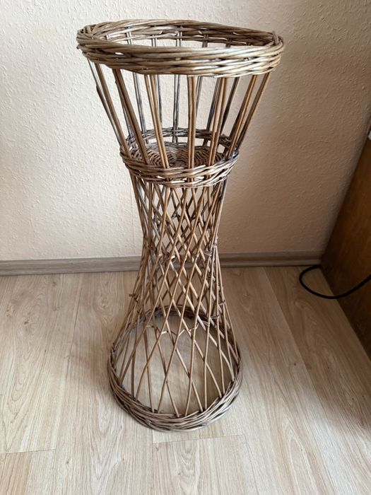 Wiklinowy stojak na kwiaty