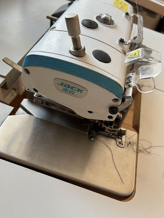 OVERLOCK (5nitkowy) Overlock JACK E4, ze stołem