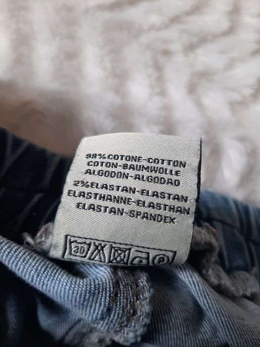 Spodnie jeansowe na gumke z przetarciami