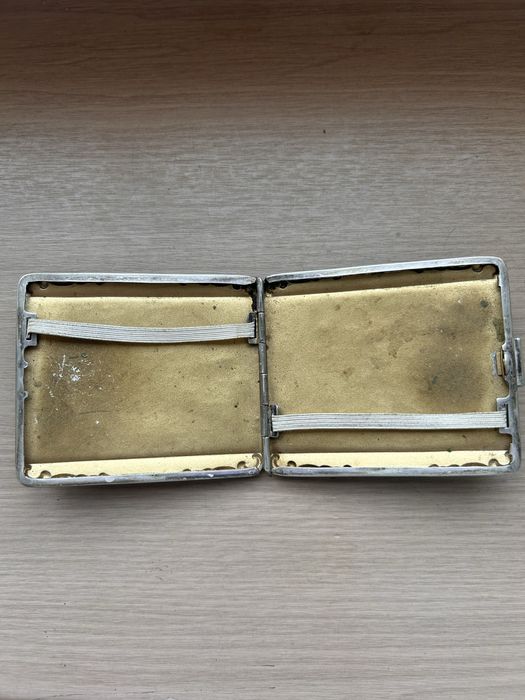 Piękna papierośnica ze zdobieniami i grawer