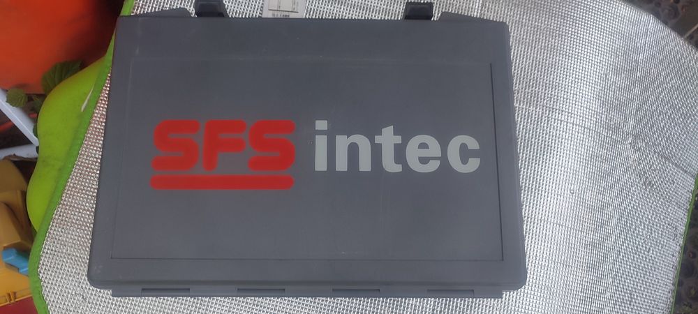 Walizka firmy SFS intec