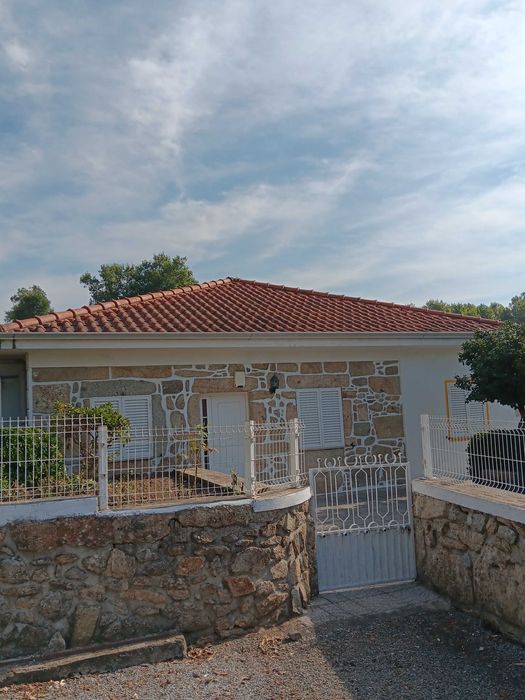 Vila Verde arrenda-se moradia