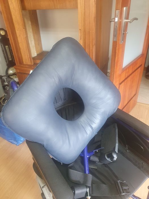 Cadeira de rodas ( ofereço almofada anti escaras para cóccix e orelha