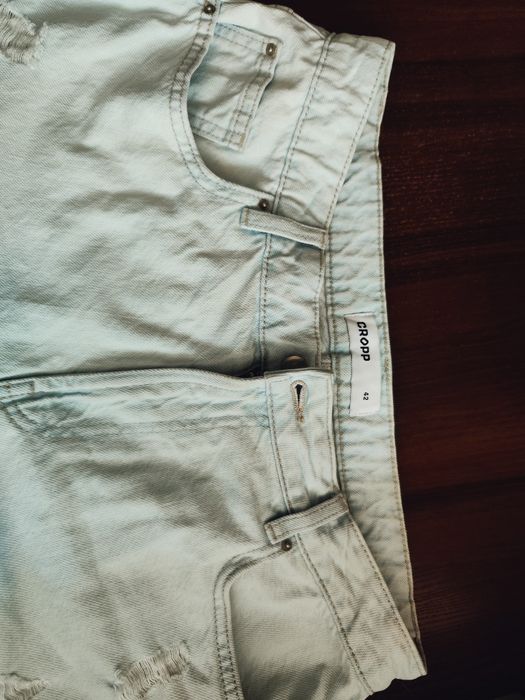 Джинсові шорти Cropp з  рваним ефектом (Розмір 42 / XL)