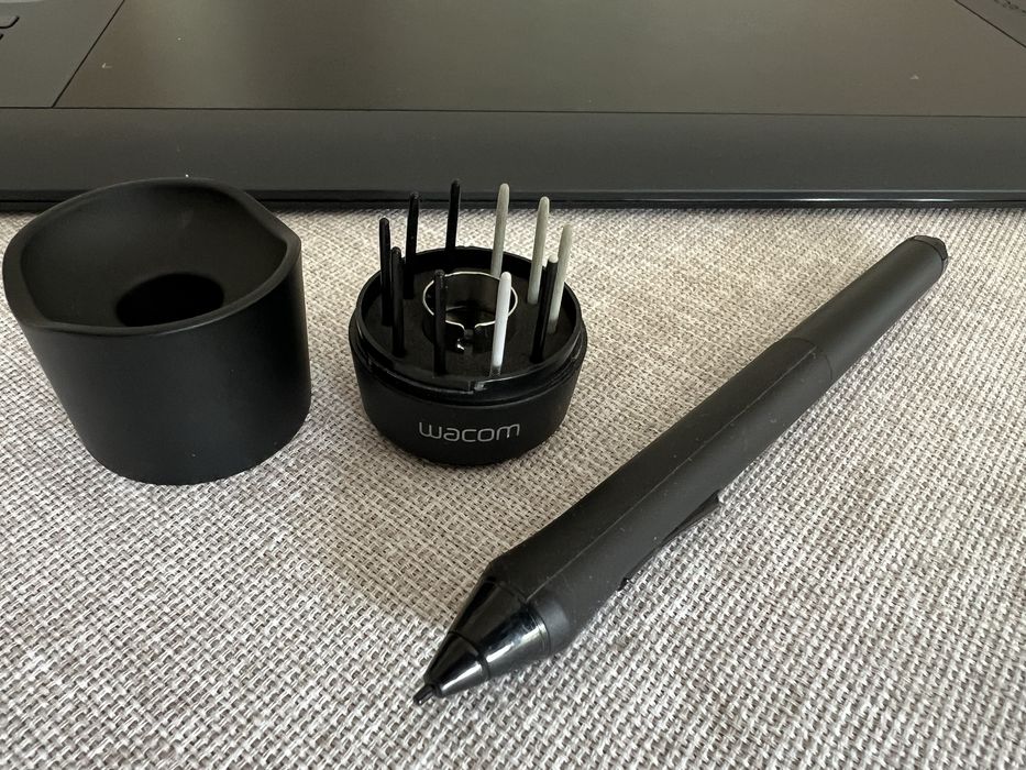 Tablet Graficzny Wacom Imtuos Pro M PTH-651/K z Bluethooth