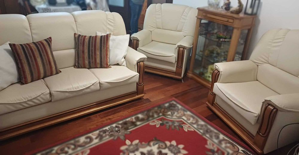 Sofá + Poltronas em Pele e madeira maciça