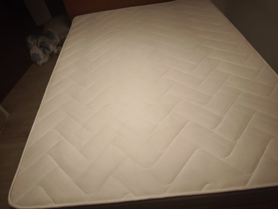 Cama de boa qualidade com algumas marcas