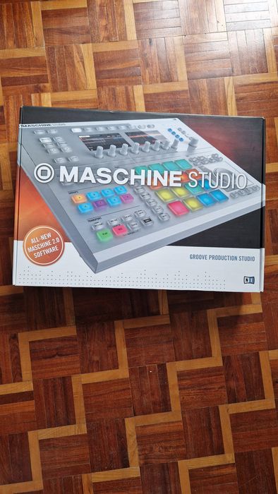 Maschine Studio – Groove Production Controller (Native Instruments)