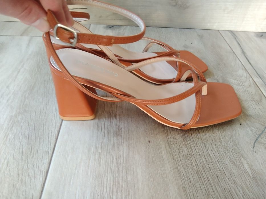 Piękne buty na słupku, sandałki