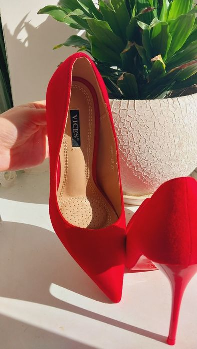 Ярко красные замшевые туфли