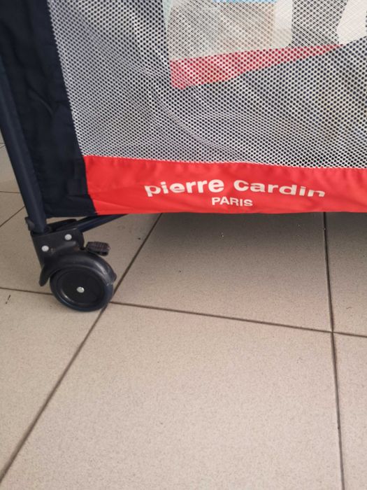 Cama de viagem da Pierre Cardin.