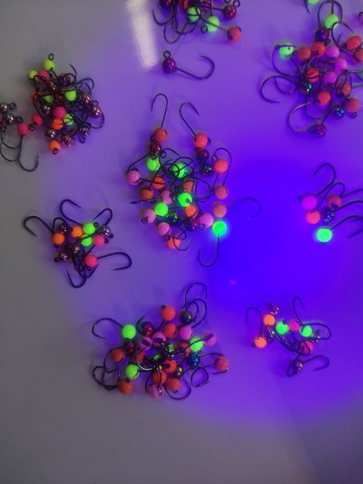 Kubek wypełniony główkami wolframowymi