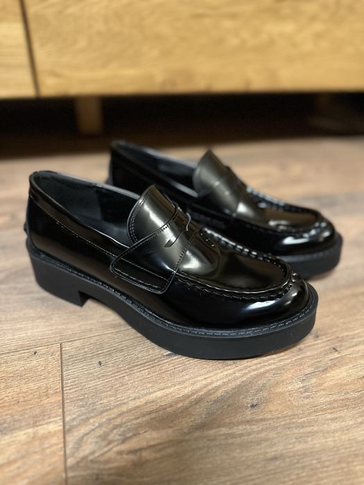 Lakierowane mokasyny z paskiem Zara czarne