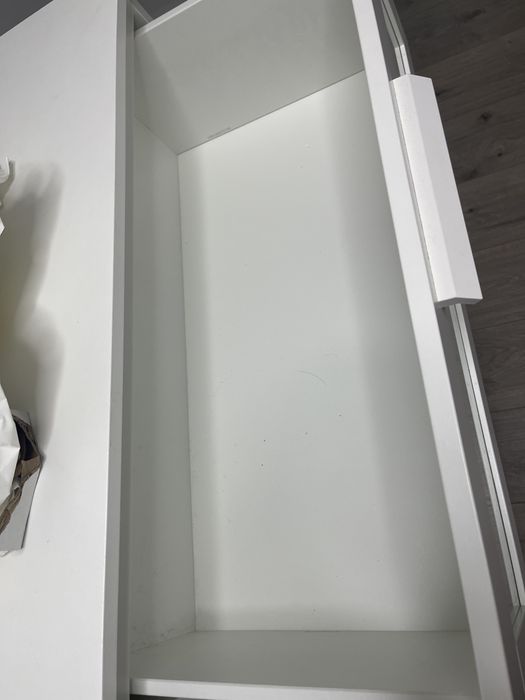 Movel branco ikea usado com algumas imperfeições