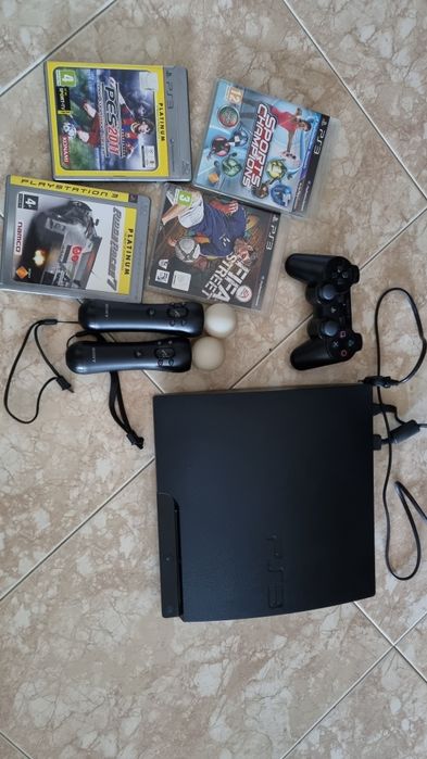 PS3 com comando e 2 comandos move