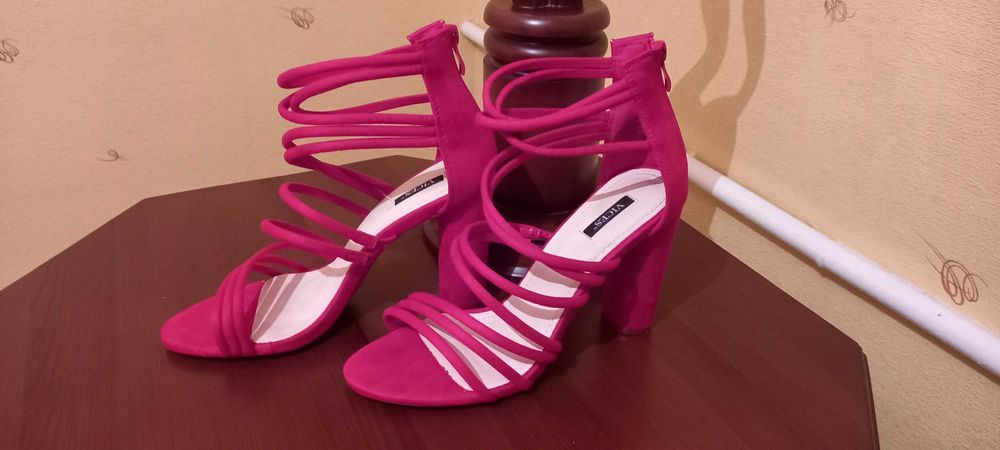 Босоніжки червоні, замшеві, нові 41 розмір