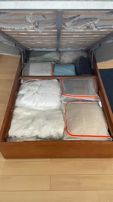 Cama + colchão estrado elevatório 1,05m + mesa cabeceira + roupa cama