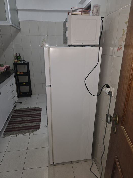 Frigorífico e microondas