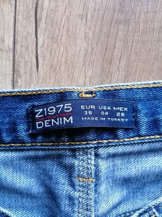 Jeansy z przetarciami Zara