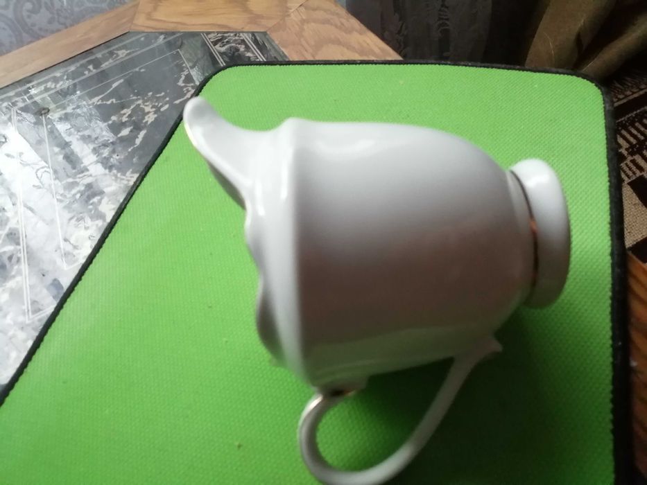 Sosjerka porcelanowa do sosu lub mleka