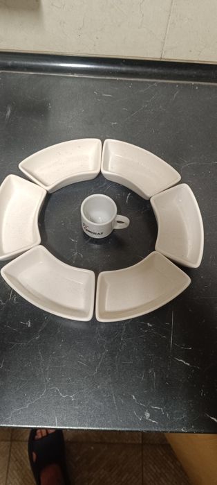 Este conjunto de servir estilo "Lazy Susan" apresenta várias tigelas em forma de leque projetadas para organizar aperitivos ou molhos
