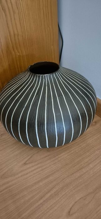 Decorative brown jar64752035978625120