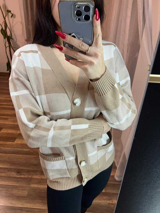 Sweter z wiskozy beżowy biały w kratkę L na guziki zapinany