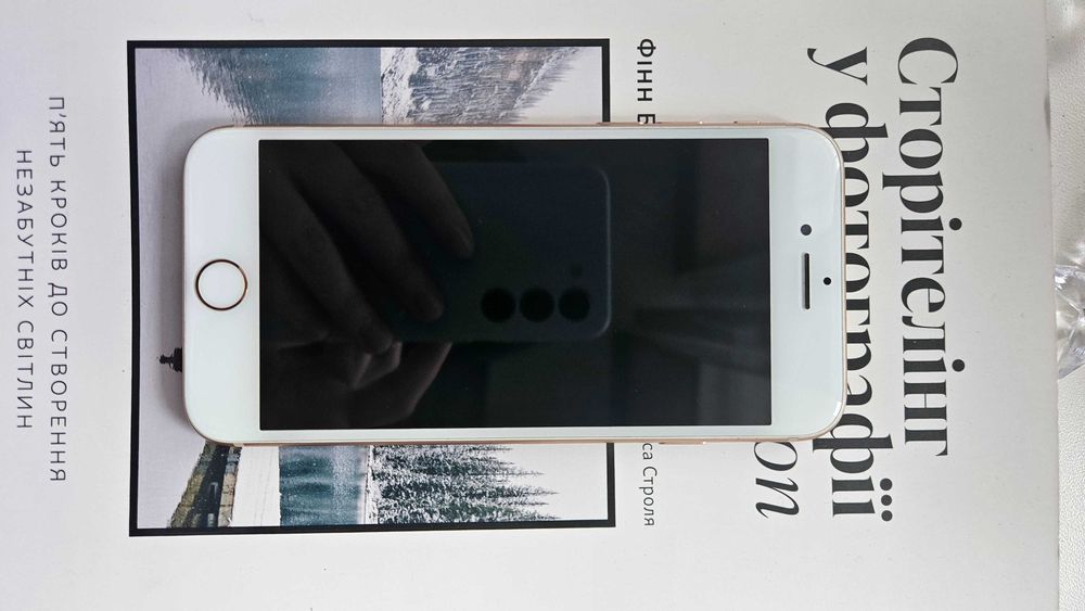 Телефон iPhone 8