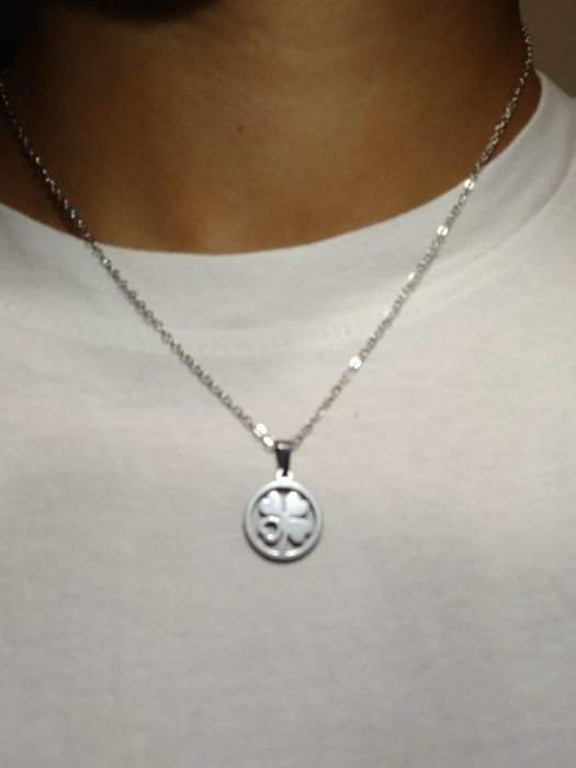 Colar em forma de trevo