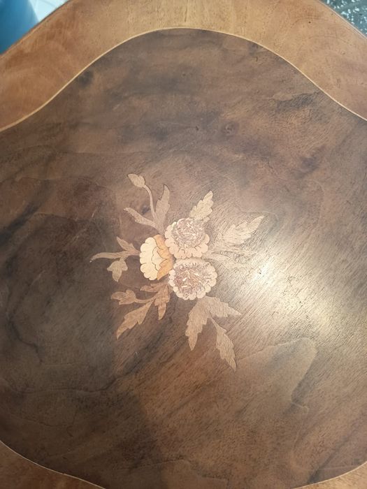 Stolik rzeźbiony intarcją
