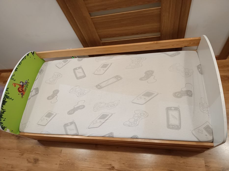 Łóżko dziecięce z materacem w zwierzątka.