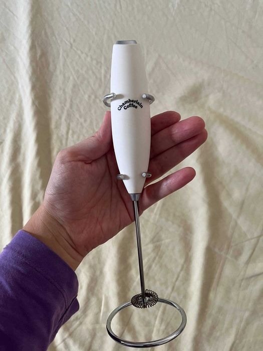 Batedor de leite elétrico Chamberlain Coffee com suporte, branco