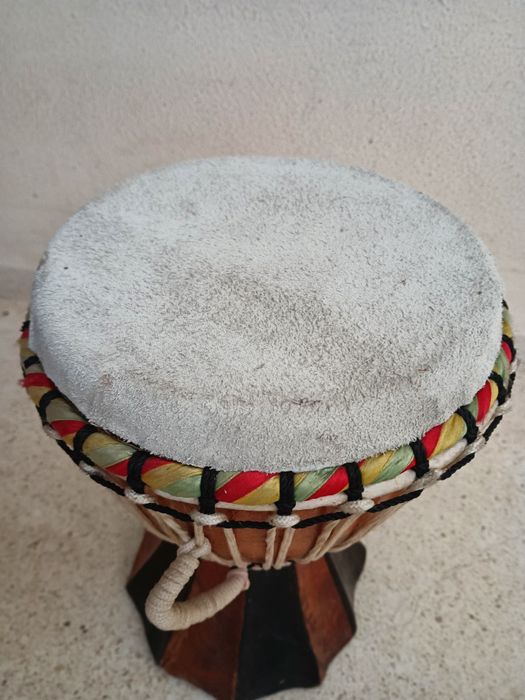 Djembē / tambor africano, medidas:
 27/18cm