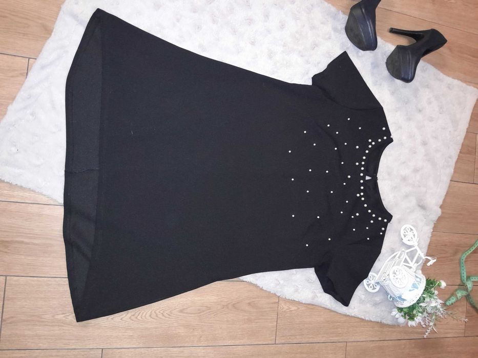 Elegancka czarna rozkloszowana sukienka tunika