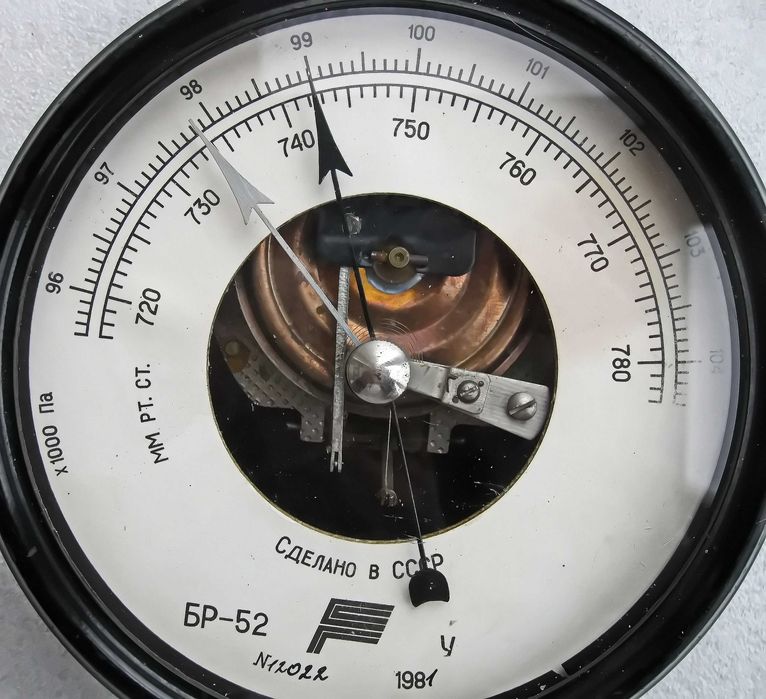Барометр-анероид школьный БР-52. Бакелитовый корпус 1981 год СССР.