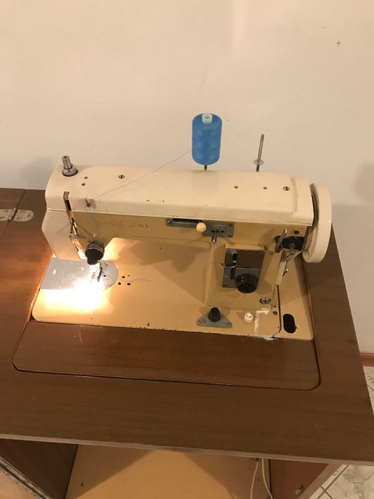 Maszyna do szycia łucznik z szafką
