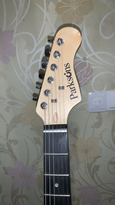 Продам электрогитару Parksons