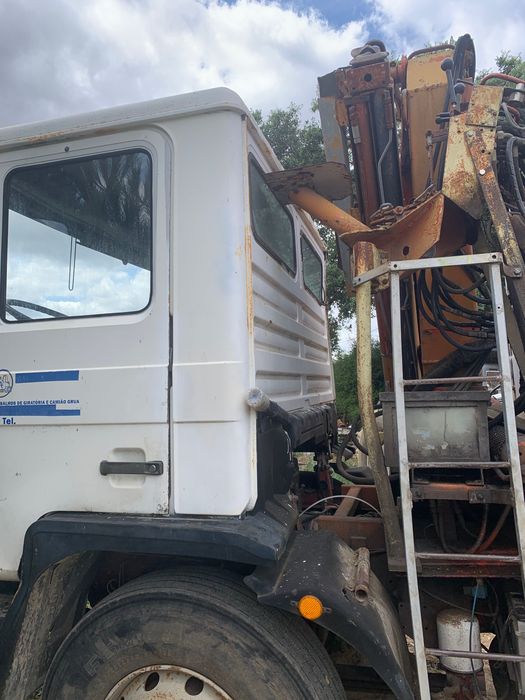 Man 19 com báscula e grua mafra
